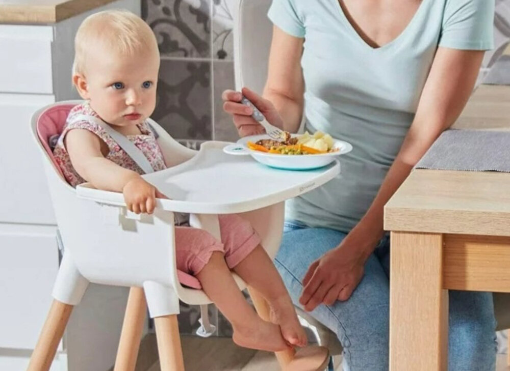 Krzesełko do karmienia KINDERKRAFT Sienna Różowy 2 w 1 ergonomiczny design wygodne siedzisko wyprofilowane podparcie dla plecow swoboda bezpieczenstwo miekkie pikowane wykonczenie do siedzenia przy biurku