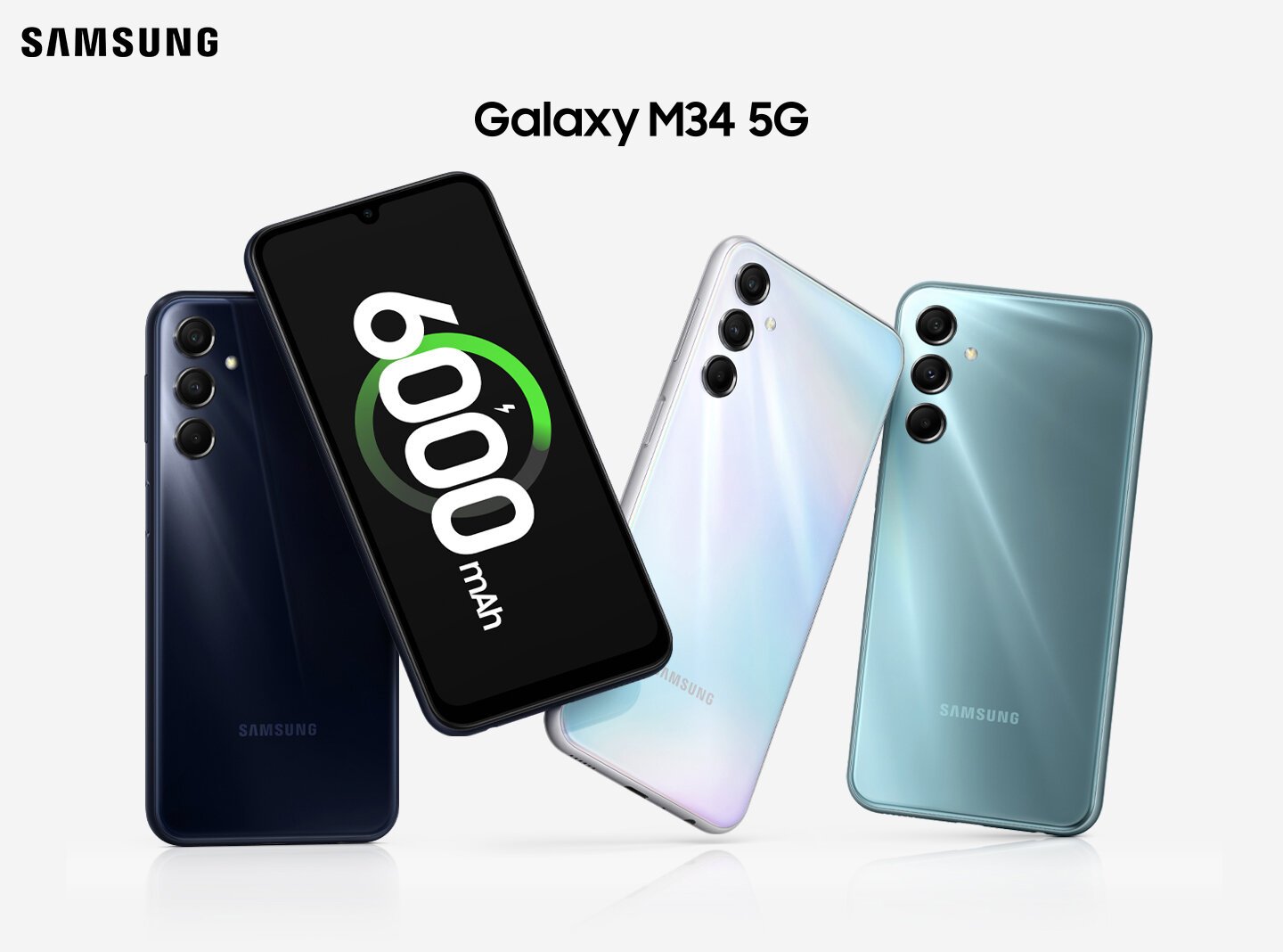Cztery Galaxy M34 5G pokazane są razem. Po lewej stronie widać tylną obudowę Galaxy M34 5G w kolorze ciemnoniebieskim. Obok widoczny jest ekran z przodu z ikoną ładowania baterii i liczbą „6000 mAh”. Następnie pokazane są tylne obudowy urządzeń w kolorach srebrnym i niebieskim.