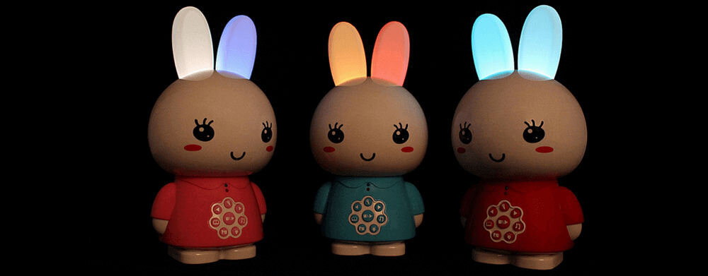 Zabawka edukacyjna ALILO Honey Bunny G6 Niebieski delikatne 
					światło nocne miękkie zmieniające kolory uszy króliczka subtelne ledowe światło migające w 7 kolorach trzy zabawki ze świecącymi się uszami na czarnym tle - dwie w wersji czerwonej i niebieska