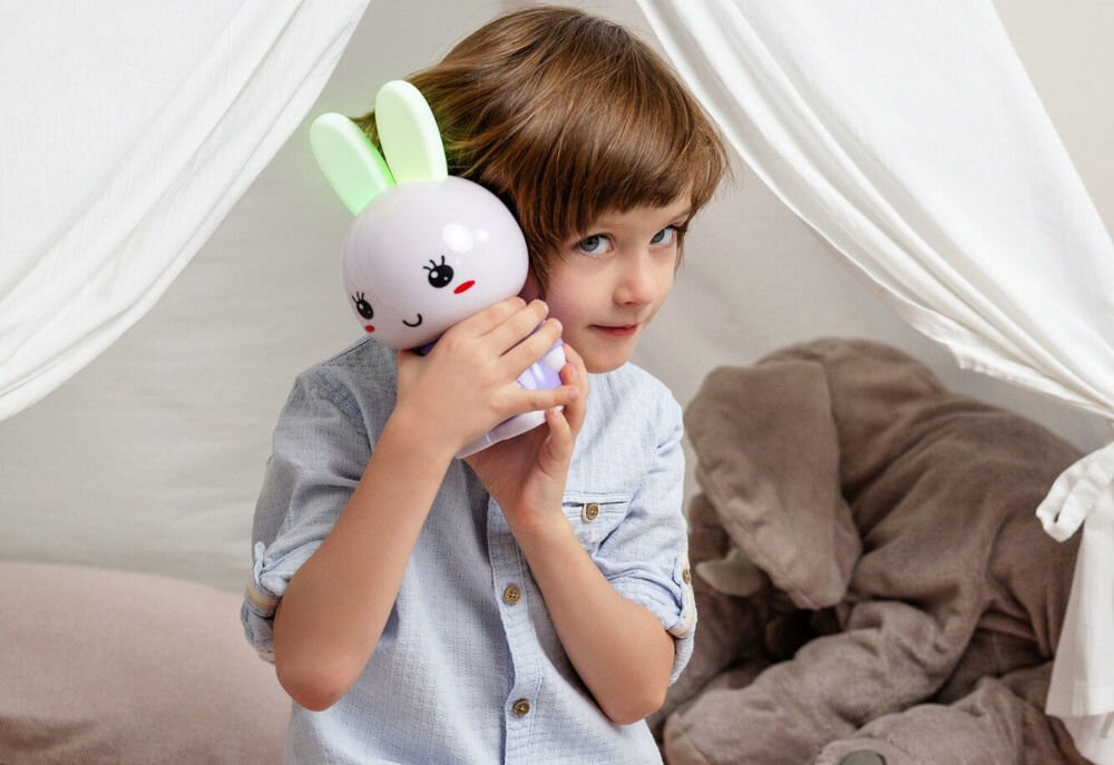 Zabawka edukacyjna ALILO Honey Bunny G6 Niebieski dobra 
					jakość dźwięku, dzięki wbudowanemu głośnikowi o mocy 3 W chłopiec przykładający zabawkę do ucha