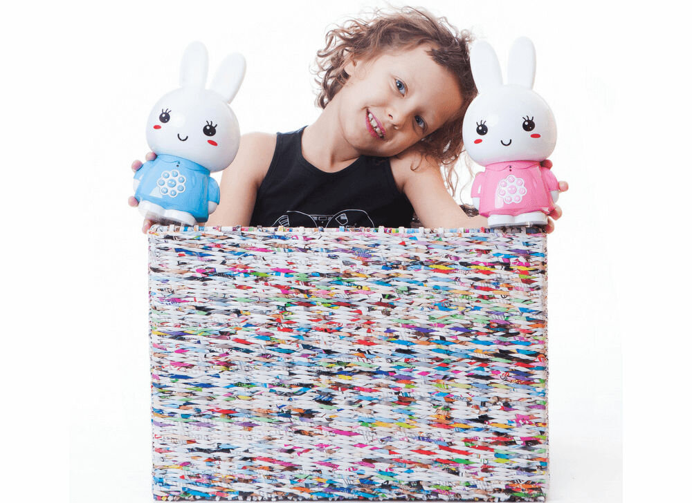 Zabawka edukacyjna ALILO Honey Bunny G6 Fioletowy wykonana z wysokiej jakości tworzywa ABS, które jest ok. 30 razy mocniejsze
					niż standardowy plastik wytrzymałość na upadki i codzienne użytkowanie wykonana z atestowych materiałów, wolnych od
					substancji szkodliwych dziewczynka trzymająca zabawki w niebieskim i różowym wariancie na białym tle
