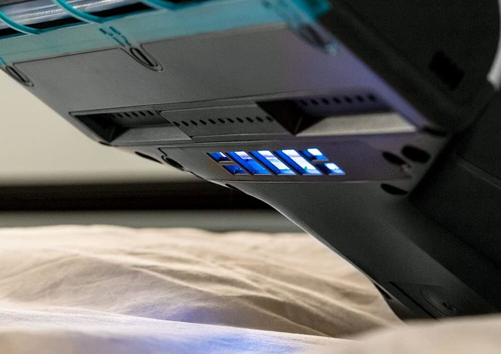Odkurzacz ręczny CECOTEC Conga 7000 Mattresstechnologia UV-C eliminacja roztoczy bakterii innych aler5genów higieniczne środowisko dla alergików moc 700 W siła ssania 12 kPa skuteczne usuwanie zabrudzeń i roztoczy 