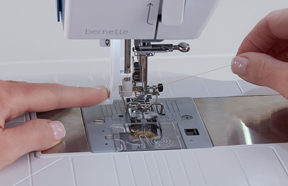 Maszyna do szycia BERNETTE 05 Crafter Heavy Duty system zatrzaskowego mocowania stopek szybka łatwa wymiana naciśnięcie przycisku podłożenie nowej stopki opuszczenie dźwigni stopki prosty mechanizm wygodne użytkowanie bez narzędzi 