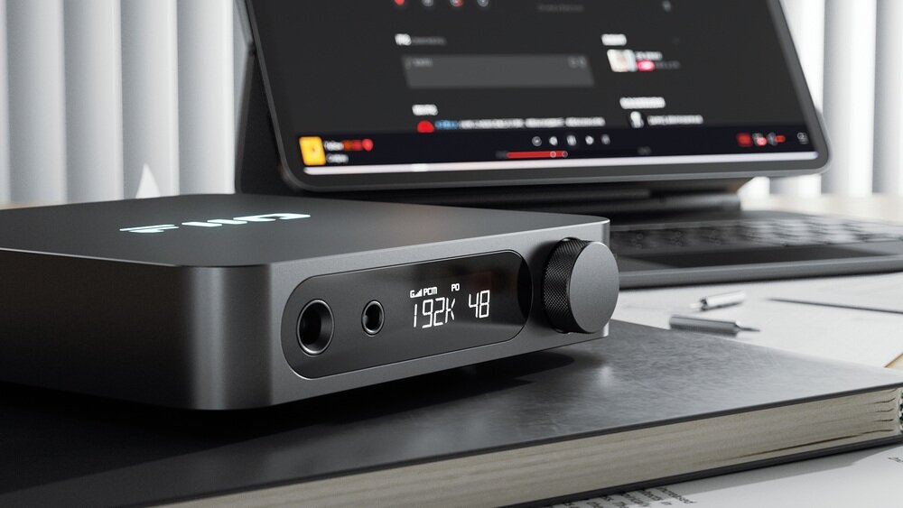 Wzmacniacz słuchawkowy FIIO K11 na drewnianym biurku  formaty audio do 384 kHz/32 bity PCM oraz DSD256
