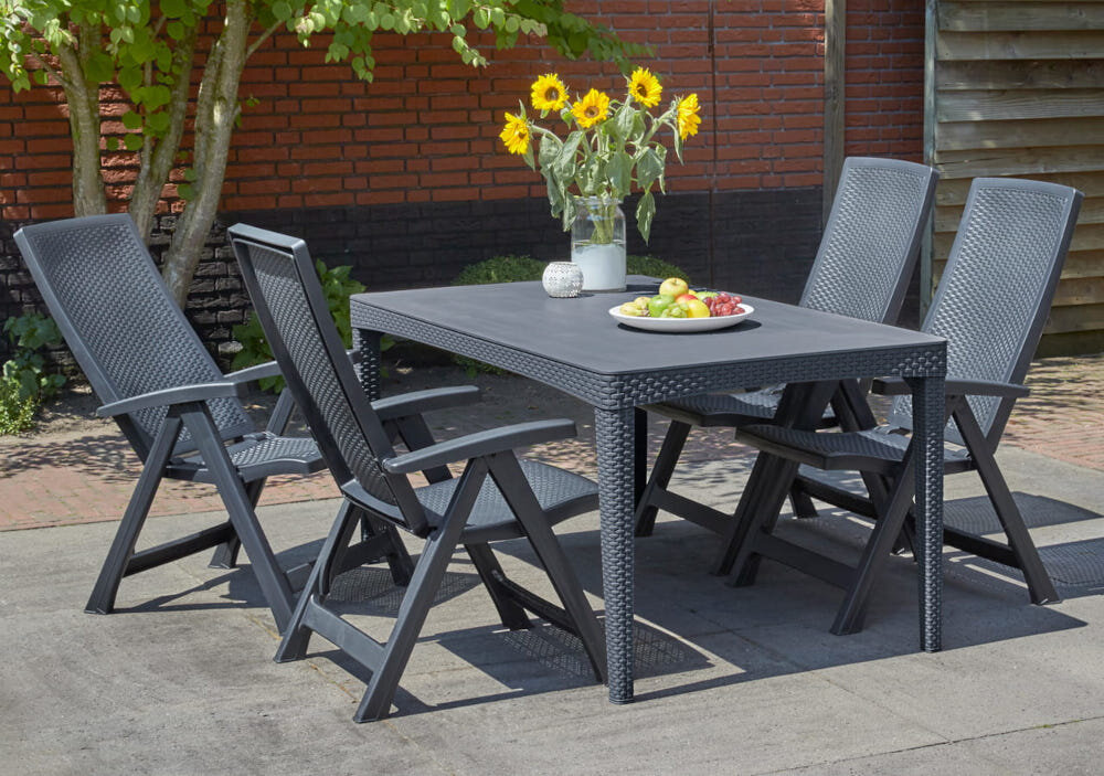 Stół KETER Girona Flat Wicker 232003 Cappuccino stół wraz z krzesłami na tarasie w tle ściana domu system montażu JUST CLICK AND GO złożenie stołu bez użycia narzędzi elementy łączą się na zatrzaski