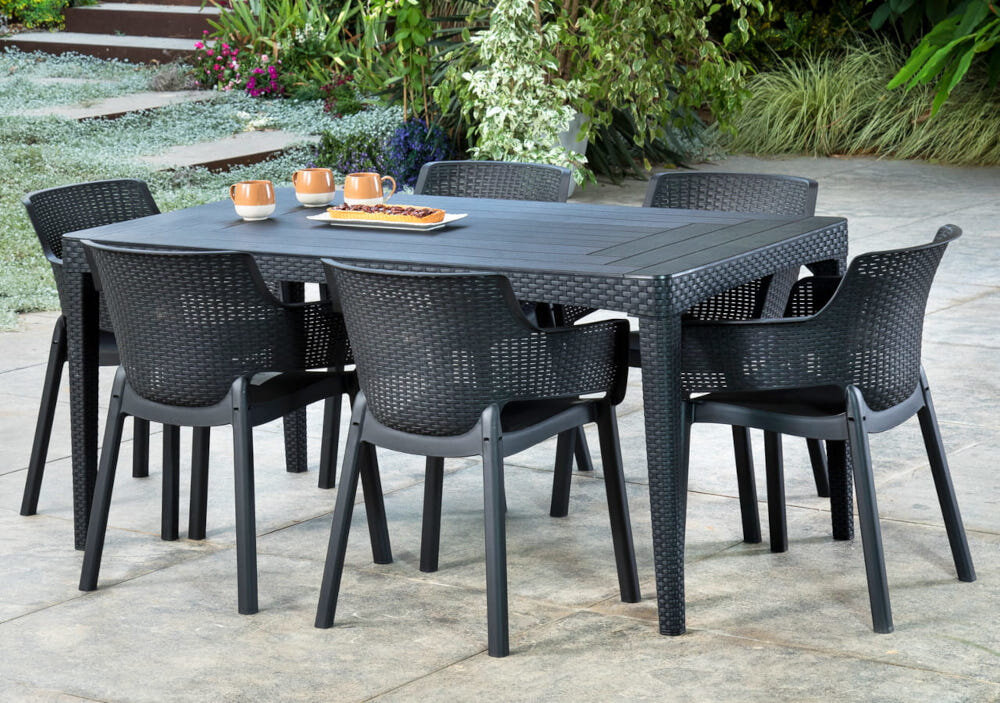 Stół KETER Girona Flat Wicker 232003 Cappuccino stół wraz z krzesłami na tarasie w tle rośliny stół nie blaknie pod wpływem słońca i nie pęka przy skrajnych temperaturach do całorocznego użytkowania w przestrzeniach zewnętrznych
