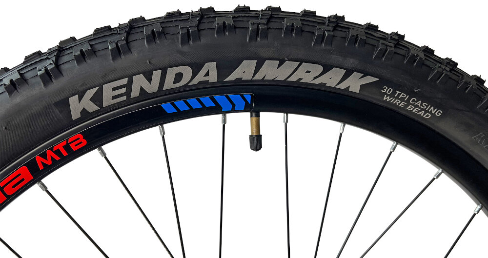 Rower górski MTB INDIANA X-Enduro 2.7 M17 27.5 cala męski Niebiesko-czerwony kola rozmiar 27,5 cala latwe pokonywanie przeszkod wiekszy kontakt kola z podlozem szerokie opony marki KENDA gleboki bieznik dobra przyczepnosc regularne sprawdzanie cisnienia powietrza wartosc na bocznej czesci opony