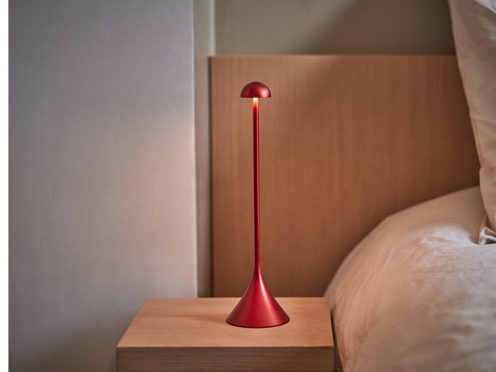 Lampka stołowa LEXON Steli Dome LH95D-DR Ciemnoczerwony czerwona świecąca lampka stoi na stoliku obok łóżka chłodne ciepłe światło siedem barw RGB do każdej okazji Jasność na poziomie 120 lumenów przyjemne oświetlenie Elegancki design funkcjonalność w różne aranżacje wnętrz