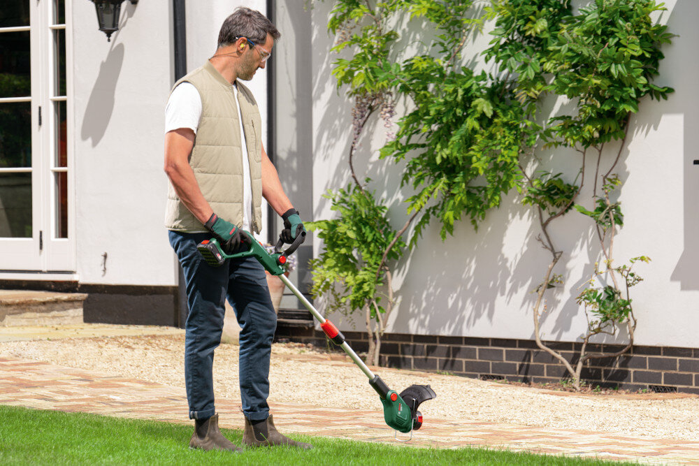 Podkaszarka akumulatorowa BBOSCH GrassCut 18V-26-500 dobrze wywazona niewielka waga 2,4 kg  obsluga latwaprzyjmna latwe manewrowanie ograniczenie zmeczenia regulacja uchwytu dodatkowego