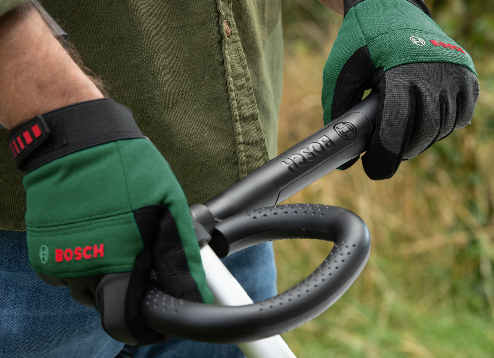 Podkaszarka BOSCH AdvancedBrushCut 36V-23-750 06008C1K02 dobrze wywazona niewielka waga 2,9 kg rekojesc glowna pokryta miekkim materialem typu SoftGrip rekojesc dodatkowa COMFORT GRIP regulacja kta pochylenia