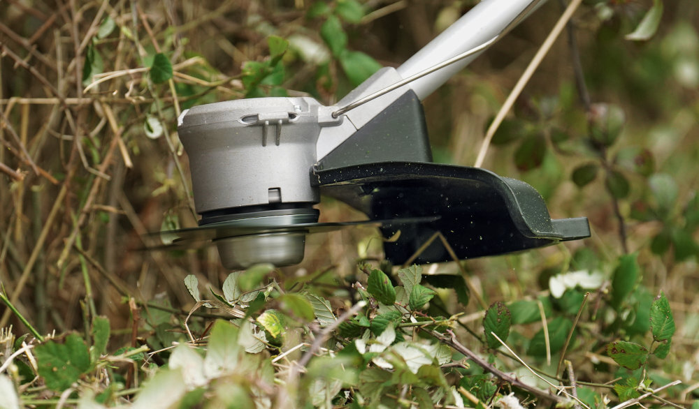 Podkaszarka BOSCH AdvancedBrushCut 36V-23-750 06008C1K02 tarcza tnaca wycinane laserowo ostrze do ciecia gesteszej trawy grubszych chwastow szerokosc robocza 230 mm