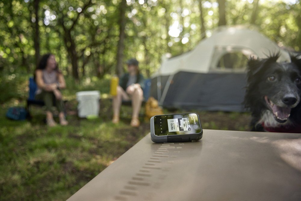 Nawigacja rowerowa i dla pieszych GARMIN eTrex Solar  na stole w obozie  