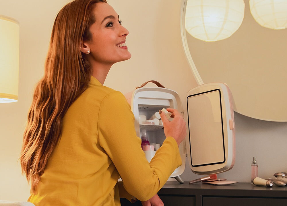 Lodówka kosmetyczna CECOTEC Bamba CoolingBeauty 6000 Mirror Różowychłodzenie kosmetyków do 10 stopni trwałość efektywność kosmetyków kremy sera inne produkty zachowanie właściwości świeżość jakość profesjonalna opieka nad kosmetykami 
