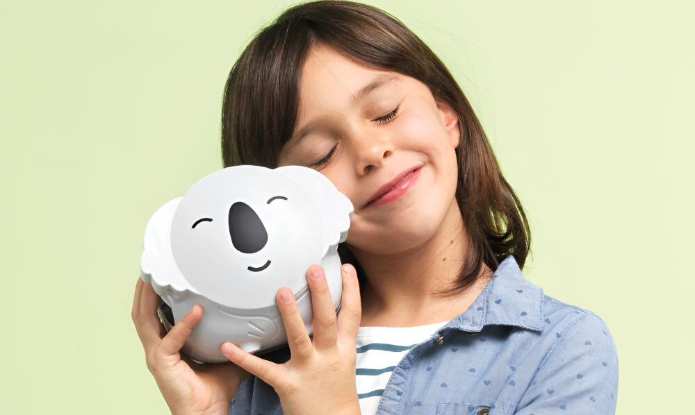 Inhalator nebulizator pneumatyczny FLAEM Koala 0.42 ml/min design miś koala jakość bezpieczeństwo certyfikat maski bez BPA ftalanów specjalna maska dla noworodków łacznik podawanie leku na leżąco bezpieczne komfortowe użytkowanie dla dorosłych najmłodszych pacjentów 