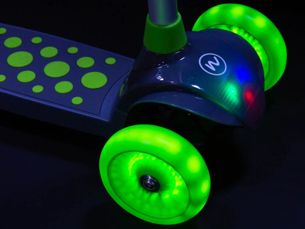Hulajnoga dla dzieci NILS FUN HLB02 Zielony zblizenie na swiecace kola bezpieczenstwo funkcjonalnosc radosc frajda podswietlane kolka swiatelka LED swieca sie poprzez ruch swiecace kolka