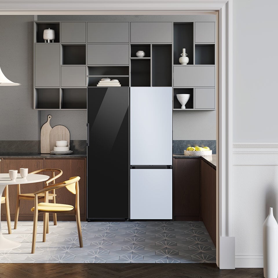Kontrastujące ze sobą fronty modeli Bespoke, które zostały umieszczone w minimalistycznym pomieszczeniu kuchennym
