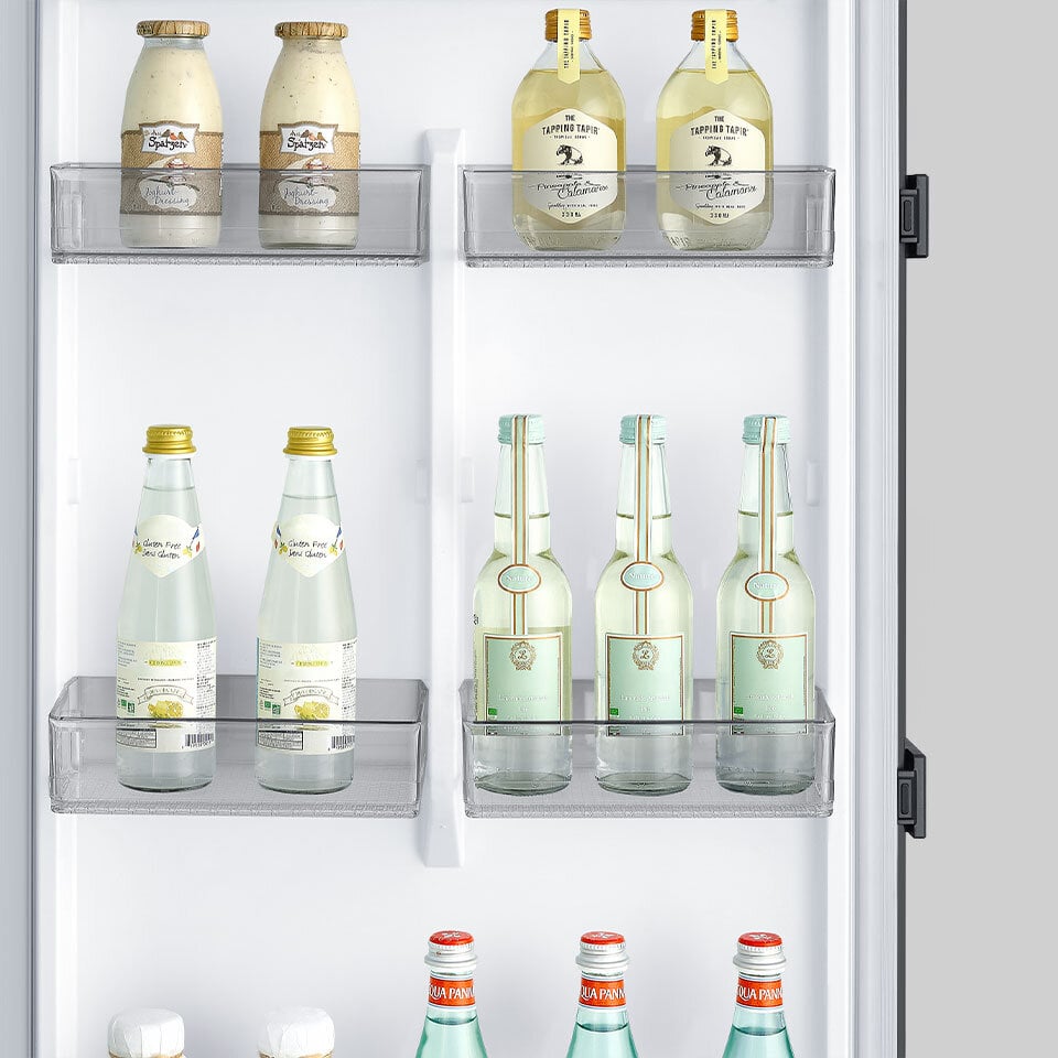 Prezentacja pojemników drzwiowych, w których może zmieścić się więcej butelek z napojami czy słoików z nabiałem lub przetworami