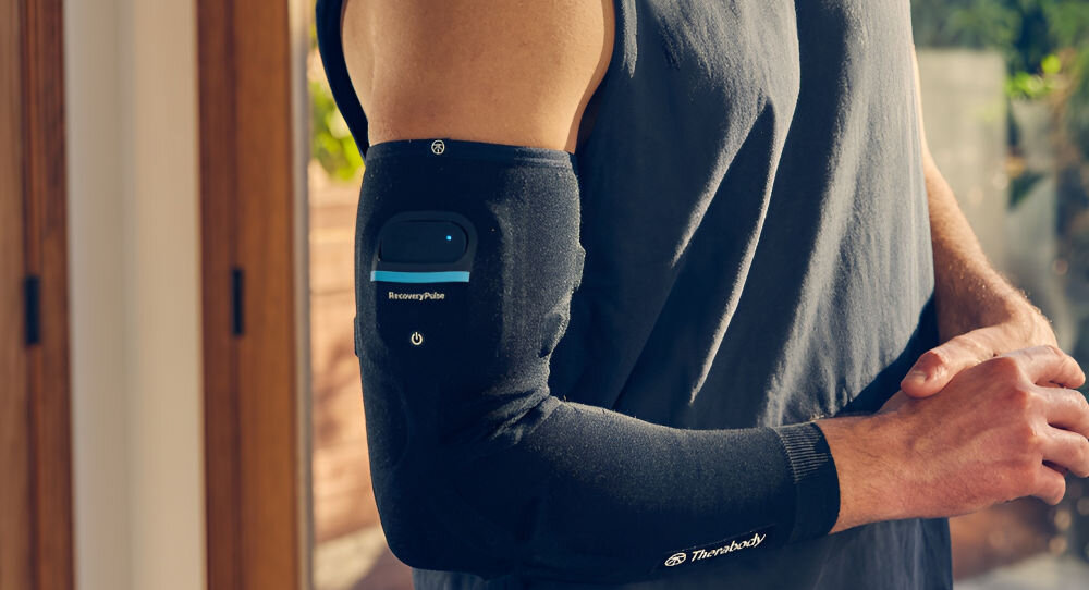 Masażer THERABODY RecoveryPulse Arm TB02756-01 (Rozmiar M) łatwa regeneracja w dowolnym miejscu i czasie korzystanie podczas pracy sportu sesja aktywnej regeneracji mobilność powrót do formy 