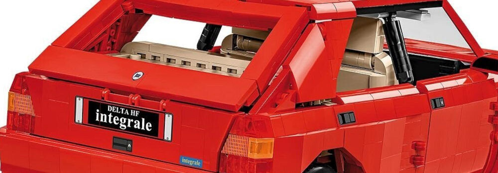 Klocki plastikowe COBI Cars 1991 Lancia Delta HF Integrale COBI-24357 przednia szyba z nadrukami charakterystyczne felgi skrętne koła działająca kierownica otwierane drzwi uchylna maska silnik z klocków szczegółowe wnętrze usatysfakcjonowanie kolekcjonerów oraz fanów motoryzacji klockowa podstawka ekspozycyjna nadrukowany podpis i flaga Włoch 