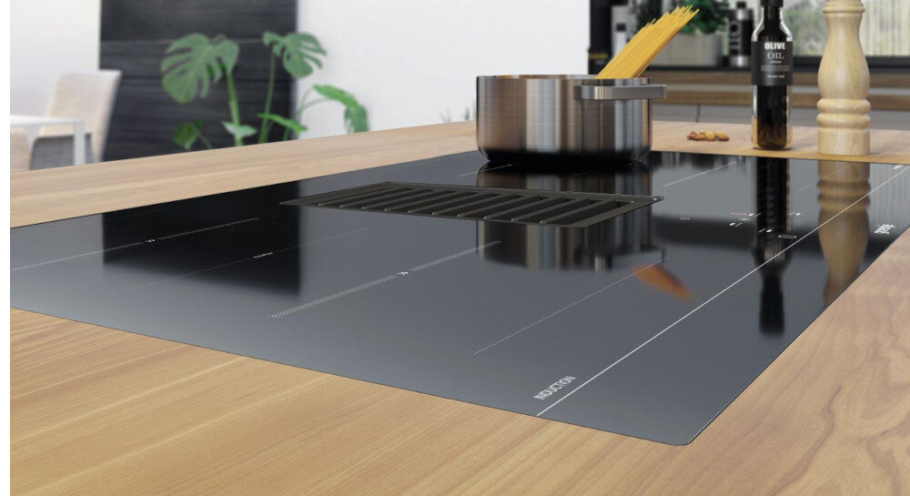 Płyta indukcyjna z okapem GORENJE HET949BSC zdjęcie lifestyle bok garnek roślina instalacja zlicowana łatwe czyszczenie