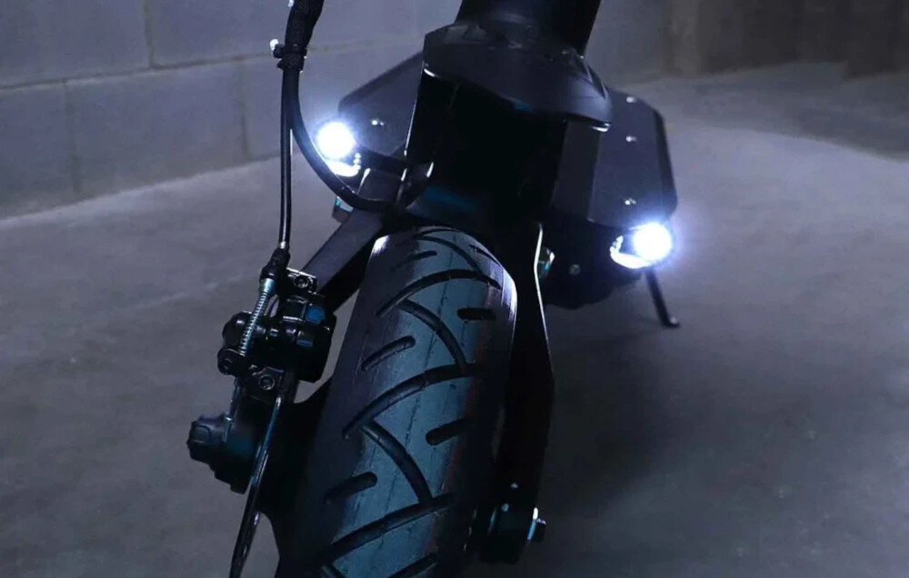 Hulajnoga elektryczna DUALTRON Eagle Czarny przednie i tylne swiatla LED swiatlo STOP wlacza sie podczas hamowania bezpieczna jazda