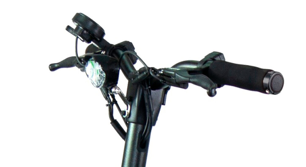 Hulajnoga elektryczna KAABO Mantis 8 Plus Czarny przednie i boczne swiatlo LED odblaski na calej konstrukcji listwy ledowe po bokach podestu