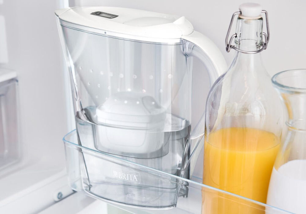 Dzbanek filtrujący BRITA Marella Szary + 3 wkłady Maxtra Pro Pure Performance pojemność 2,4 l 1,4 l przefiltrowanej wody kompaktowe wymiary 25,8 x 25,8 x 10,5 cm przechowywanie w drzwiach lodówki oszczędność miejsca łatwe czyszczenie mycie w zmywarce pokrywka ze wskaźnikiem mycie ręczne wygodny dostęp do filtrowanej wody codzienny użytek 