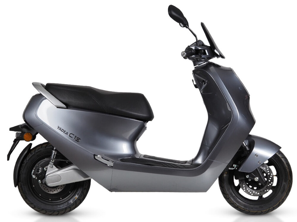 Skuter elektryczny IML Yadea C1S Srebrny zasieg do 130 km przy jednej osobie 80 kg maksymalna predkosc do 45 km/h port USB-A