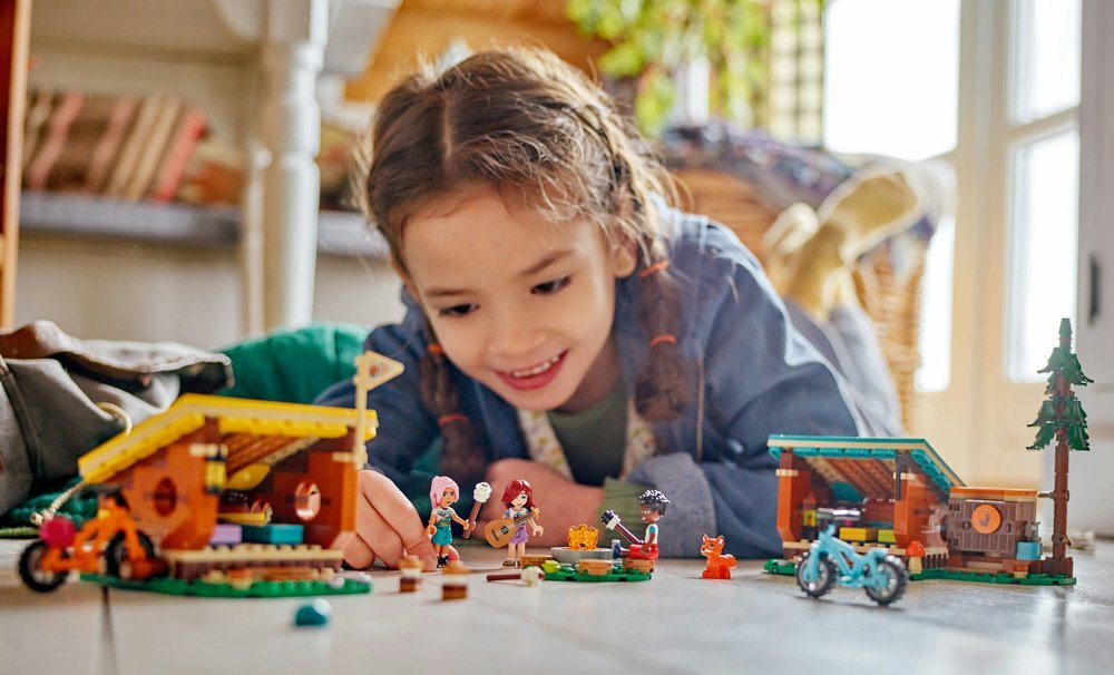 LEGO 42624 Friends Przytulne domki na letnim obozie    Historie