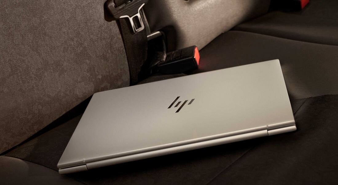 Laptop HP EliteBook 860 - HP EliteBook 860 umieszczony na fotelu samochodowym.  