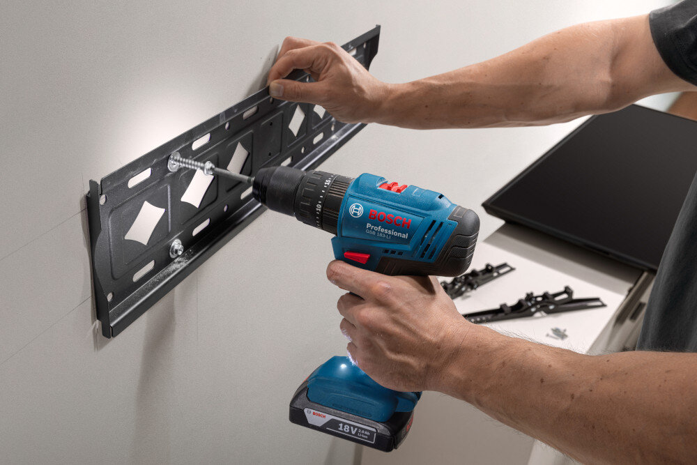 Wiertarko-wkrętarka BOSCH Professional GSB 183-LI 06019K9100 pomieszczenie ściana osoba przykręca metalowy profil do ściany 20 zakresów momentu obrotowego dostosowanie siły do materiału łatwiej uniknąć uszkodzeń powierzchni precyzyjne wykonywanie otworów