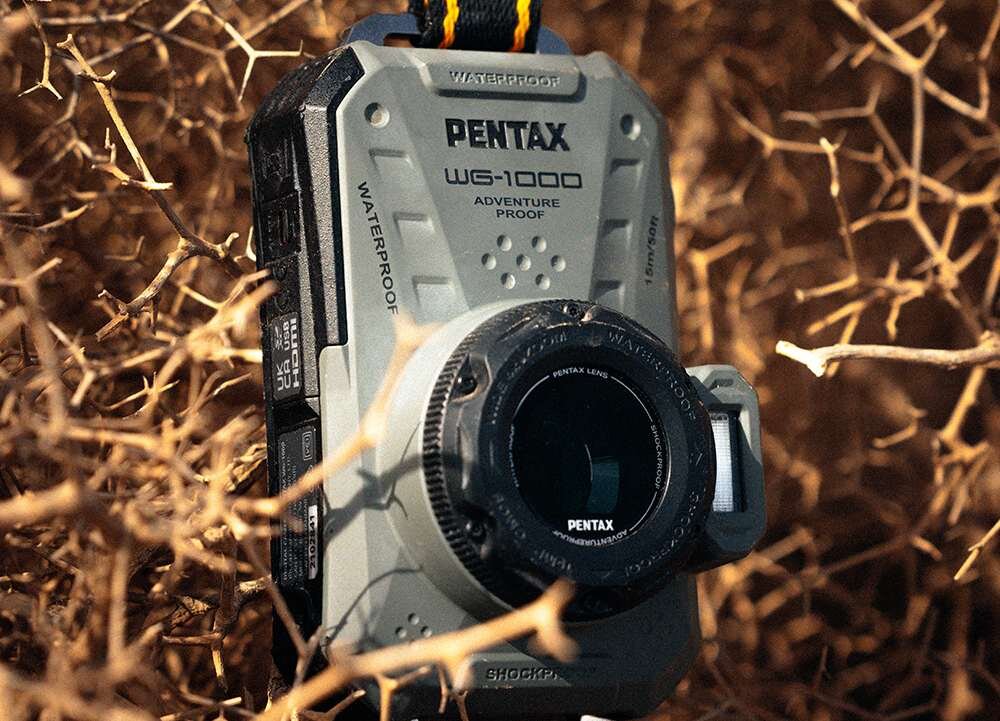Aparat PENTAX WG-1000  wisi na pasku  