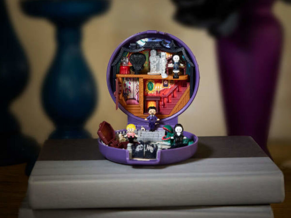 Zestaw figurek POLLY POCKET Rodzina Addamsów Kolekcjonerski zestaw kompaktowy HXW25  rodzina Addamsów w mini wydaniu Polly Pocket nawiedony portret 3d dom z podwórzem 4 mikro lalki inspirowane postaciami oraz
					figurką Rączki, którą da się przyczepić na ramionach lalek