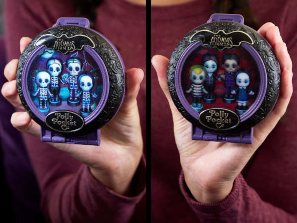 Zestaw figurek POLLY POCKET Rodzina Addamsów Kolekcjonerski zestaw kompaktowy HXW25 ukryte detale dla prawdziwych 
					fanów oraz elementy przywołujące popularne sceny: roślina „ludojad”, ukryty skarbiec za biblioteczką, 
					zbroja i trumna doskonały dla fanów „Rodziny Addamsów” 
					i Polly Pocket