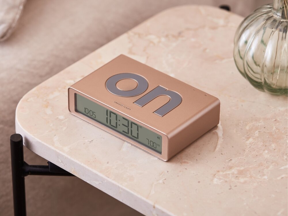Budzik LEXON Flip Classic
budzik na szafce przy łóżku poranek alarm budzenie wybudzanie