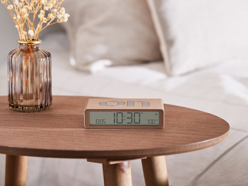 Budzik LEXON Flip Classic
            budzik na szafce dwustronna konstrukcja włączanie wyłączanie alarm użytkowanie