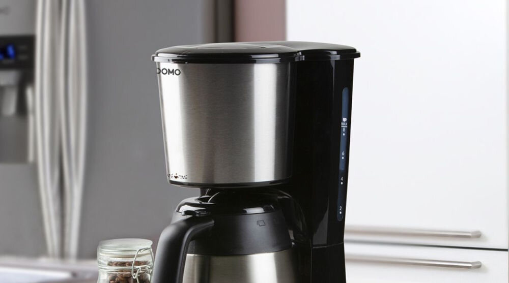 Ekspres DOMO DO709K funkcjonalność elegancki design czarna obudowa z elementami ze stali nierzdewnej stylowy charakter ułatwienie codziennego przygotowania kawy wyrafinowany wygląd praktyczność estetyka 