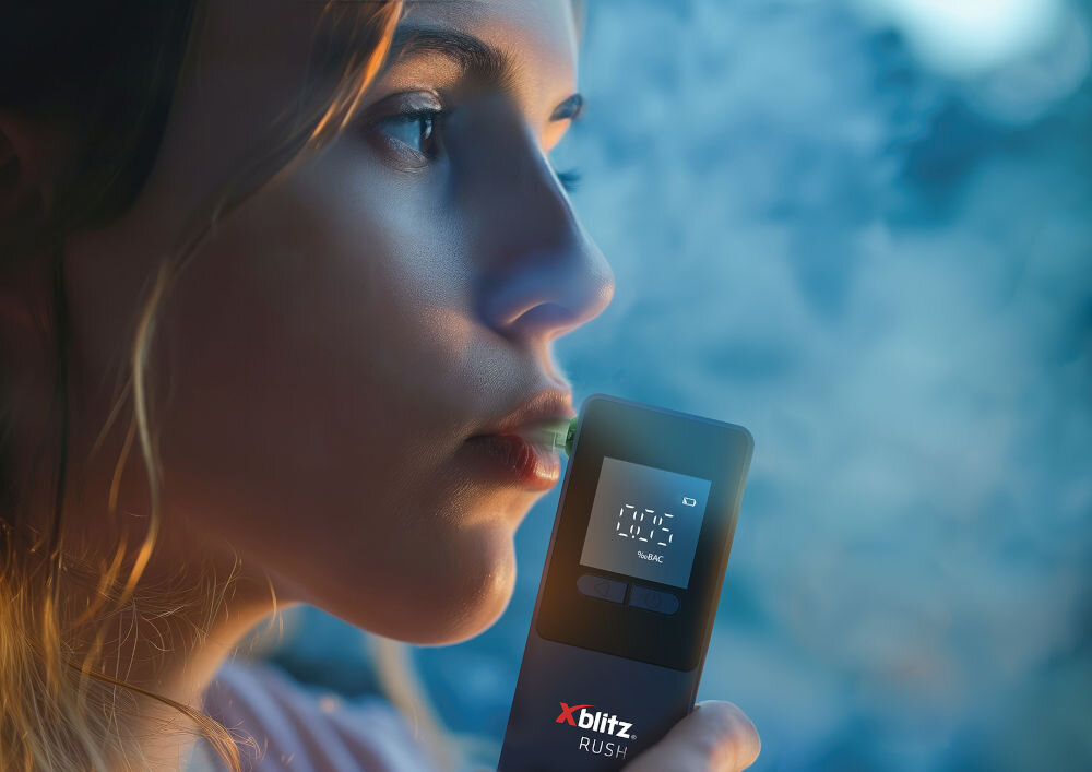 Alkomat XBLITZ Rush Elektrochemiczny czytelny wyświetlacz LCD szybki czas gotowości do pomiaru łatwe korzystanie  zalkomatu intuicyjna obsługa 