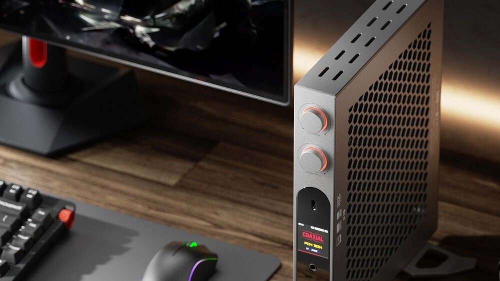 Wzmacniacz słuchawkowy FIIO K19 na biurku obok komputeraDAC DAC ES9039SPRO PCM do 32-bit/768 kHz natywny DSD do DSD512
