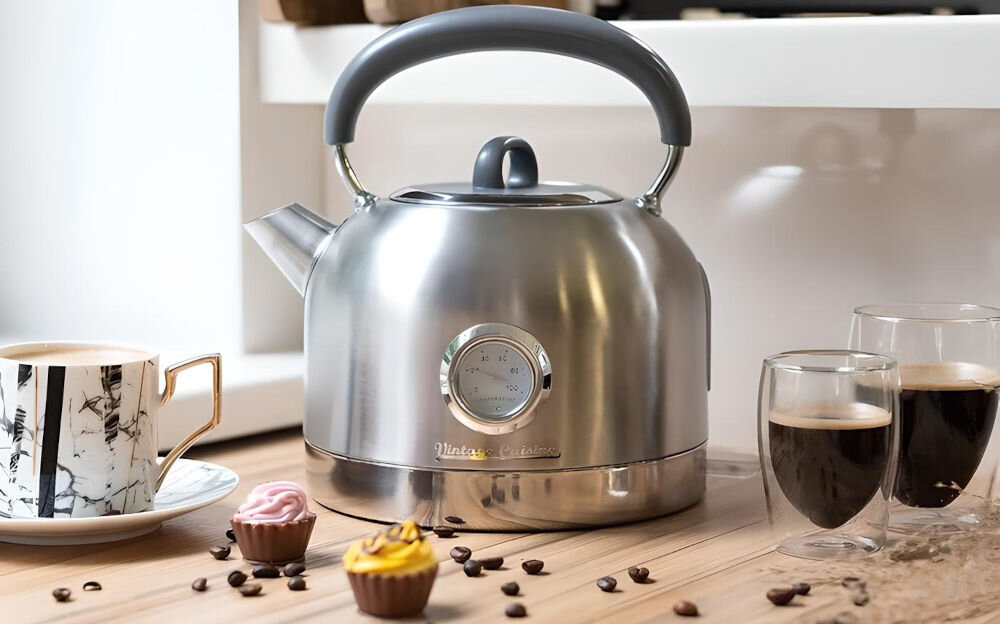 Czajnik VINTAGE CUISINE Retro Srebrny czajnik na blacie srebrny termometr rączka pokrywka mini babeczki kawa w szklankach ziarna kawy