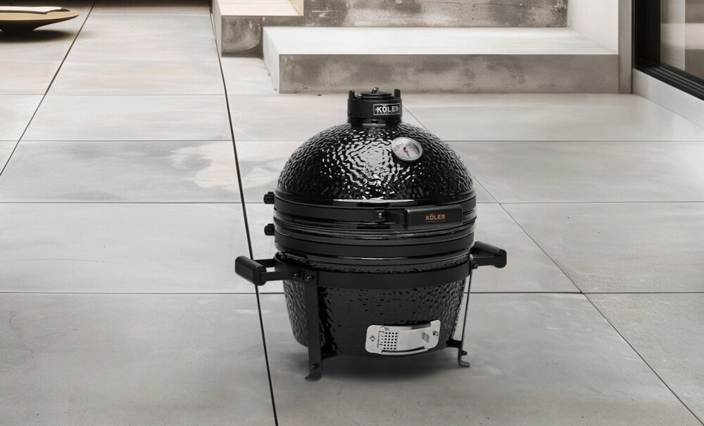 Grill węglowy KOLER Kamado EG16 grill usawiony na tarasie grillowanie przygotowywanie potraw na świeżym powietrzu