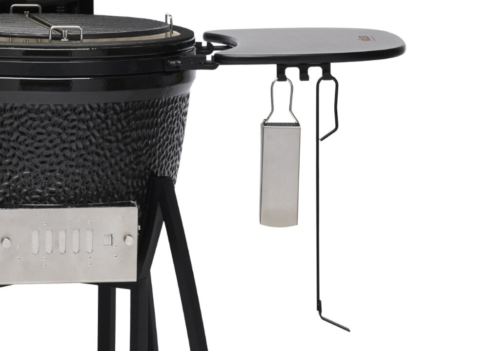 Grill węglowo-gazowy KOLER Kamado EG22-GAS zbliżenie na półkę akcesoria zawieszone na haczykach dwie składane półki o wymiarach 37,5 x 50 cm stalowe podpory praktyczne haczyki ulokowane pod półkami pokrowiec ochronny