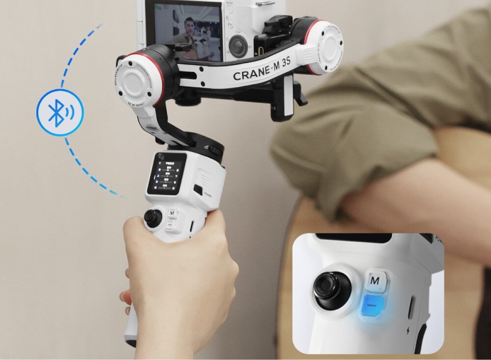 Gimbal ZHIYUN Crane M3S Combo przybliżenie na panel sterowania gimbala z podświetlonym przyciskiem i ikoną Bluetooth obsługa zdalne sterowanie