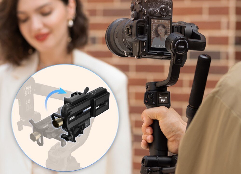 Gimbal ZHIYUN Weebill 3S Zbliżenie na stabilizator z zamocowanym aparatem, który filmuje uśmiechniętą kobietę. W lewym dolnym rogu grafika przedstawiająca system szybkiego zwalniania z obrotem, przełączanie trybu pionowego, tryby, nagrywanie