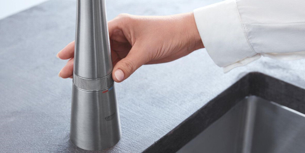 Bateria GROHE Essence SmartControl 31928KF0 Czarny lifestyle sterowanie dłoń korpus baterii przekręcany pierścień