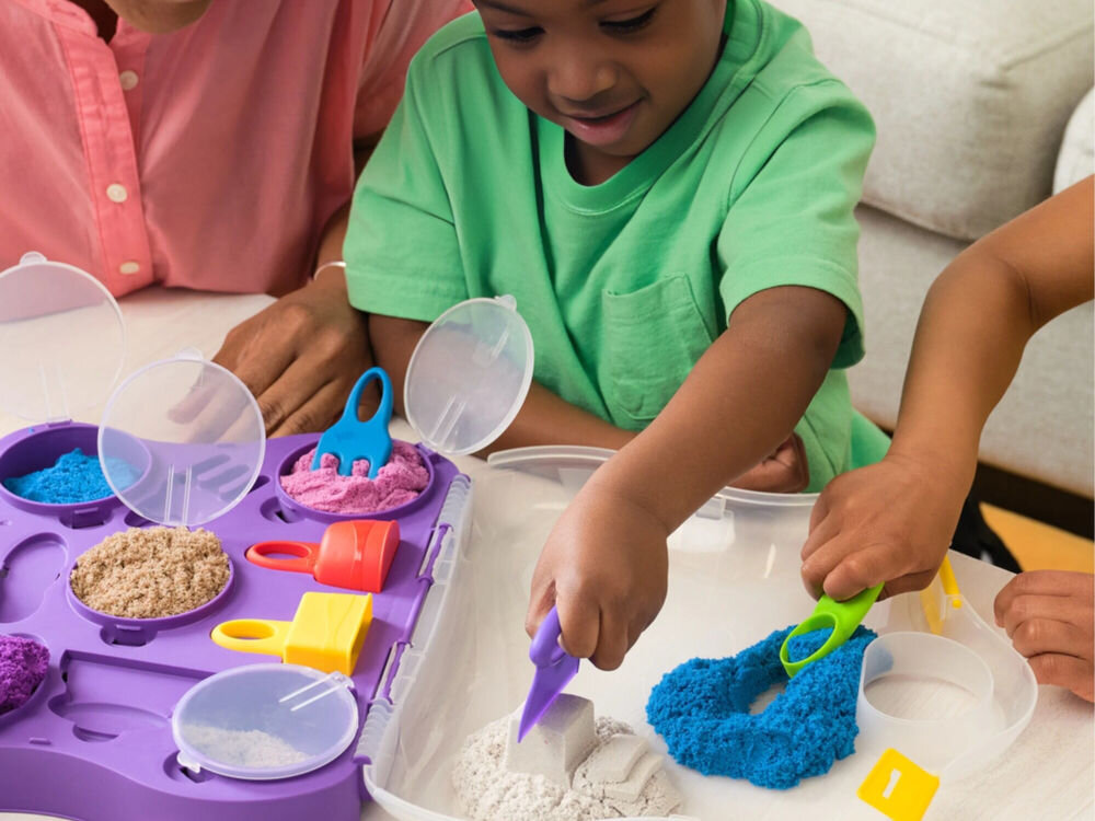 Piasek kinetyczny SPIN MASTER Kinetic Sand Sensoryczna Skrzynka 6069784 satysfakcjonujący w dotyku i 
					łatwy do formowania nigdy nie wysycha sprzątanie po zabawie jest bardzo proste
