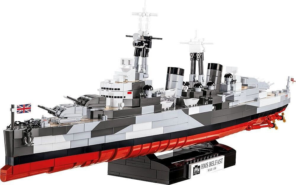 Klocki plastikowe COBI Historical Collection World War II HMS Belfast COBI-4844 Imperial War Museums Dodatkowe elementy czarna klockowa podstawka biała tabliczka nazwa skala model 