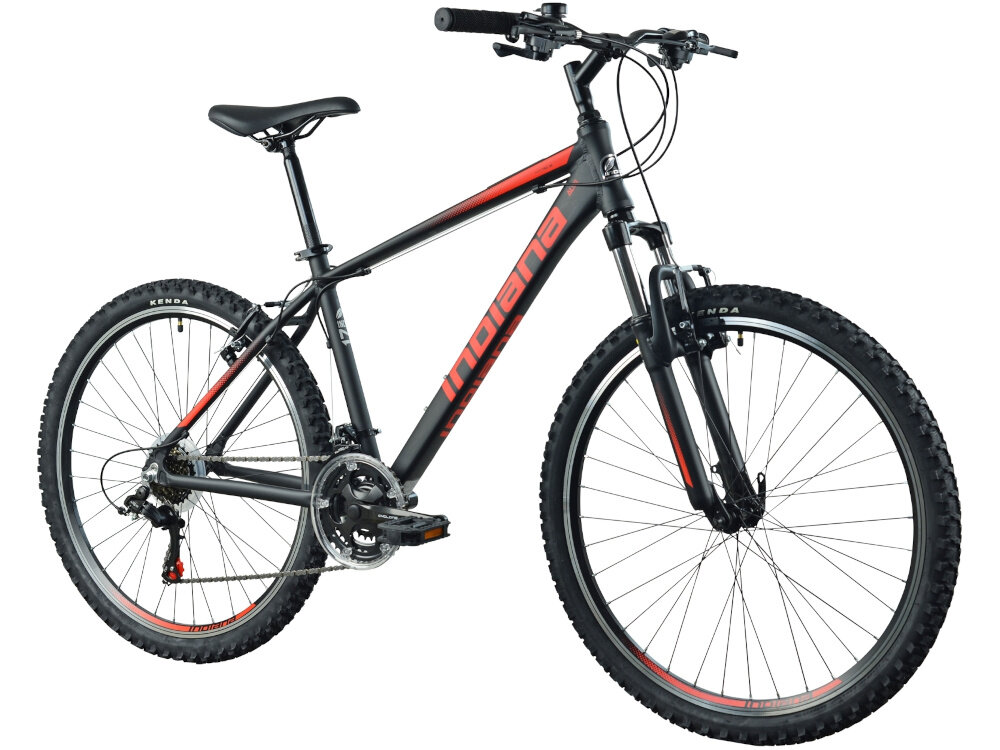 Rower górski MTB INDIANA X-Pulser 1.6 M15 26 cali męski Czarno-czerwony rower na białym tle widoczny od przodu po skosie góral pojazd dla sportowców do jazdy wyczynowej uniwersalny dla amatorów zwrotny łatwo wchodzi w zakręty do jazdy w mieście za miastem w lesie na górskim szlaku w błocie nie za głębokim piachu