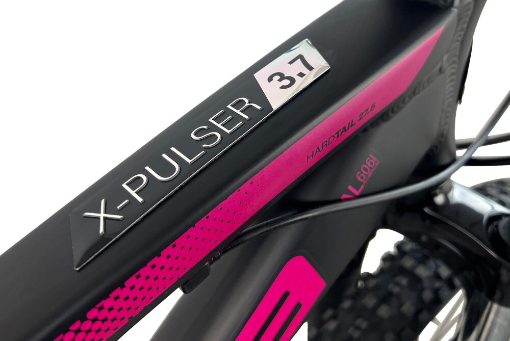 Rower górski MTB INDIANA X-Pulser 3.7 D17 27.5 cala damski Czarno-fuksjowy zbliżenie na ramę 17-calowa aluminiowa ramę rower zwinny lekki łatwo go podnieść odporność na korozję wybor rozmiaru ramy Twój wzrost mierzony w zrelaksowanej pozycji typ roweru dla osób o wzroście od 165 do 174 cm