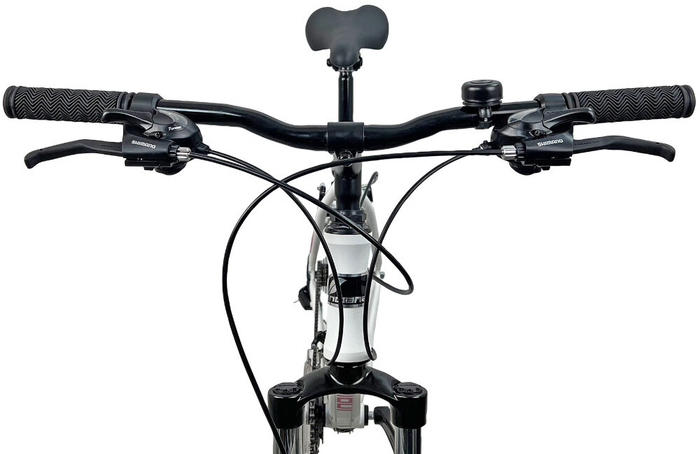 Rower górski MTB INDIANA X-Pulser 1.6 D17 26 cali damski Biało-różowy zbliżenie na kierownicę kierownica widoczna od przodu kierownica marki SOVEREIGN typu SE-707 W.640 aluminiowy wspornik MODE typu HS15 25.4 E80 Quill Type lekkość trwałość manetki pokryte antypoślizgowym materiałem pewny chwyt